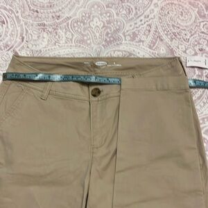 Old Navy Skinny Khaki Pants. NWT. Misses 4